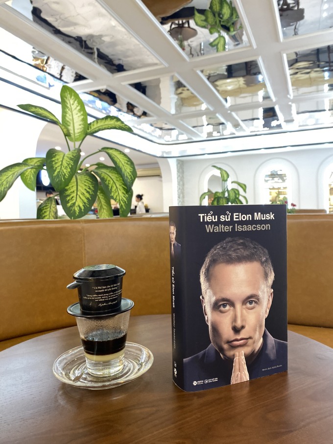 Bìa sách "Tiểu sử Elon Musk" bản tiếng Việt.