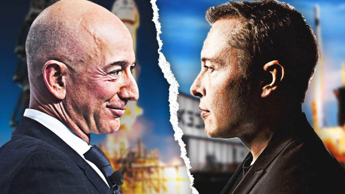 Nhà sáng lập Blue Origin Jeff Bezos (trái) và nhà sáng lập SpaceX Elon Musk.